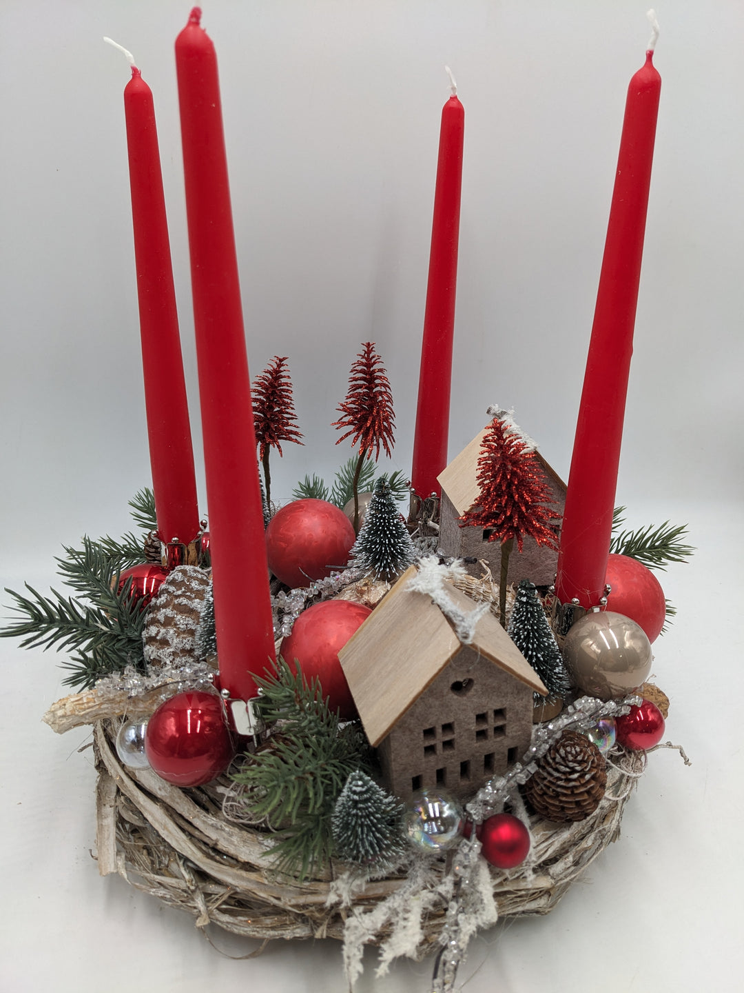 Adventsgesteck Kugel Tannenbäumchen Haus rot