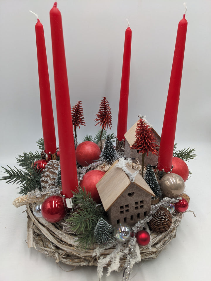 Adventsgesteck Kugel Tannenbäumchen Haus rot