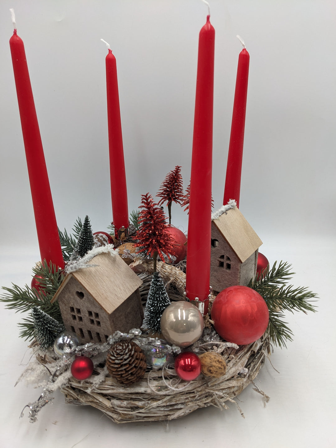 Adventsgesteck Kugel Tannenbäumchen Haus rot