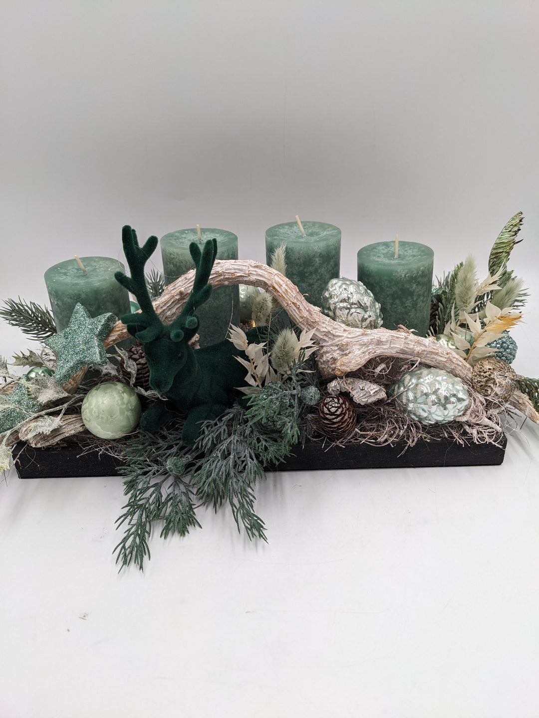 Adventsgesteck Kugel Stern Hirsch grün