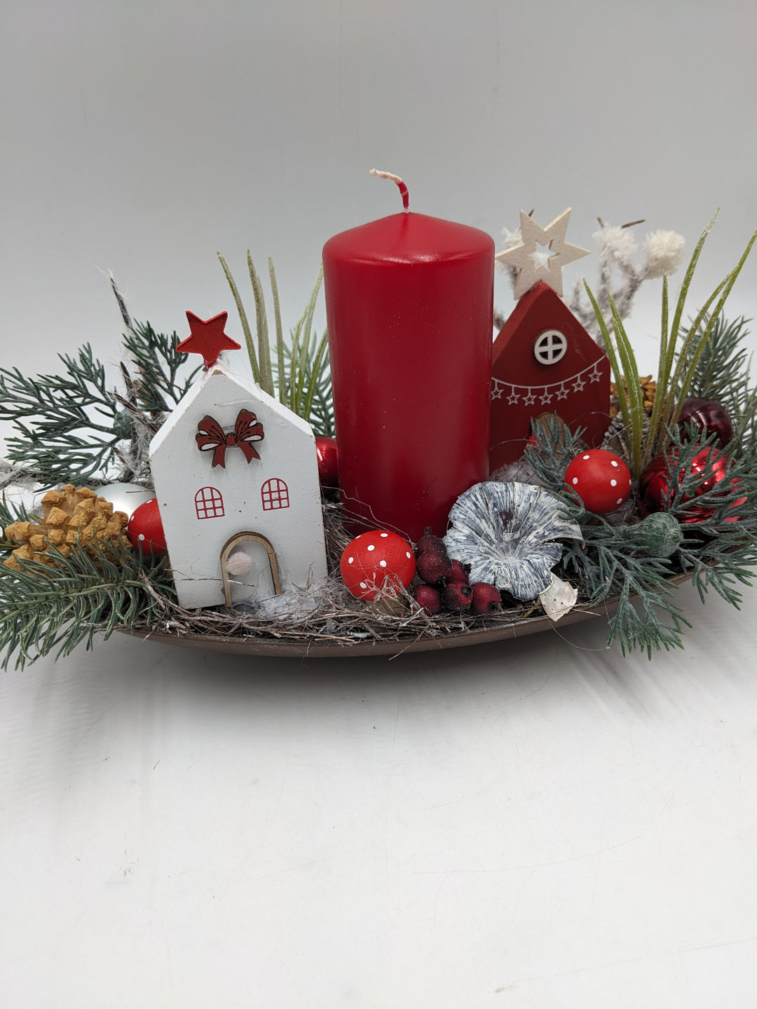 Wintergesteck Zapfen Haus rot