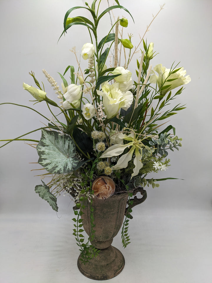 Sommergesteck Schnecke Blüte Blätter weiß