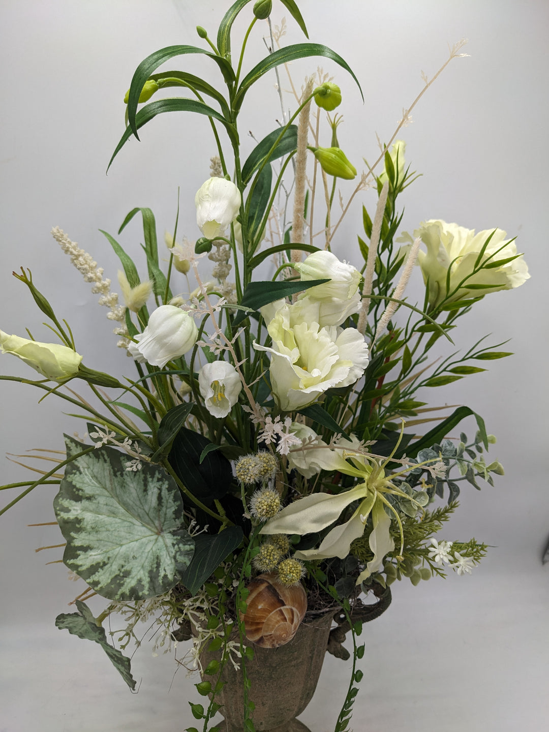 Sommergesteck Schnecke Blüte Blätter weiß