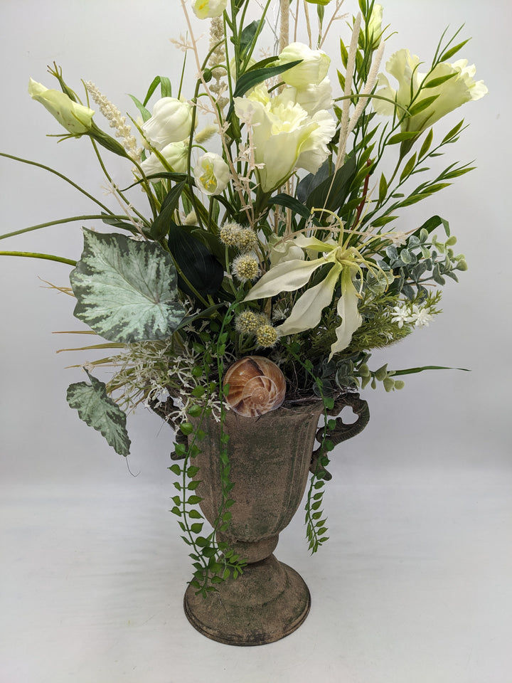 Sommergesteck Schnecke Blüte Blätter weiß