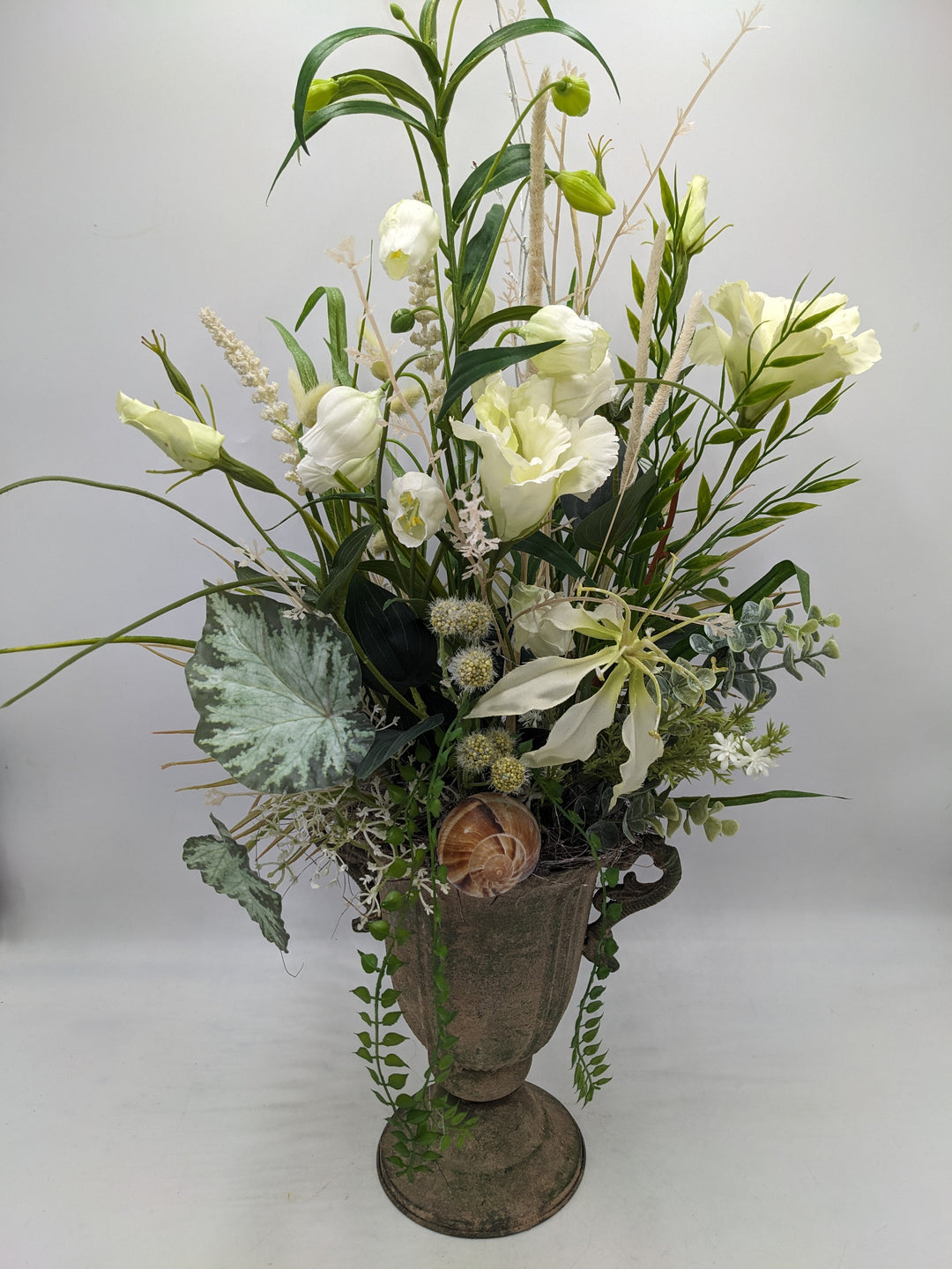 Sommergesteck Schnecke Blüte Blätter weiß