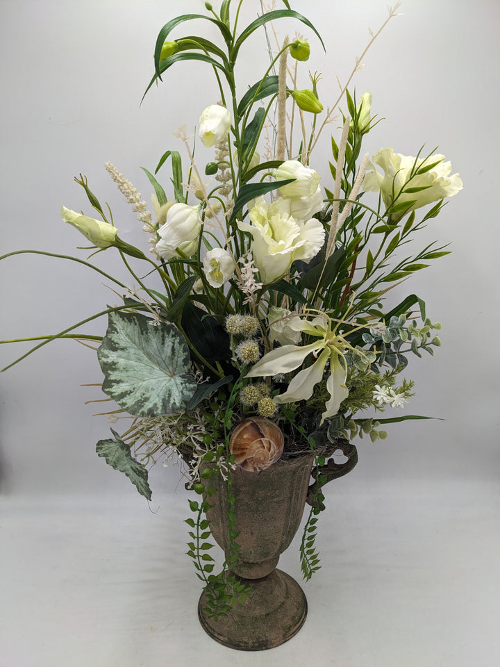 Sommergesteck Schnecke Blüte Blätter weiß