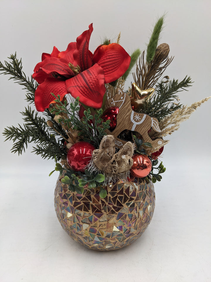 Weihnachtsgesteck Kugel Schaukelpferd Amaryllis rot