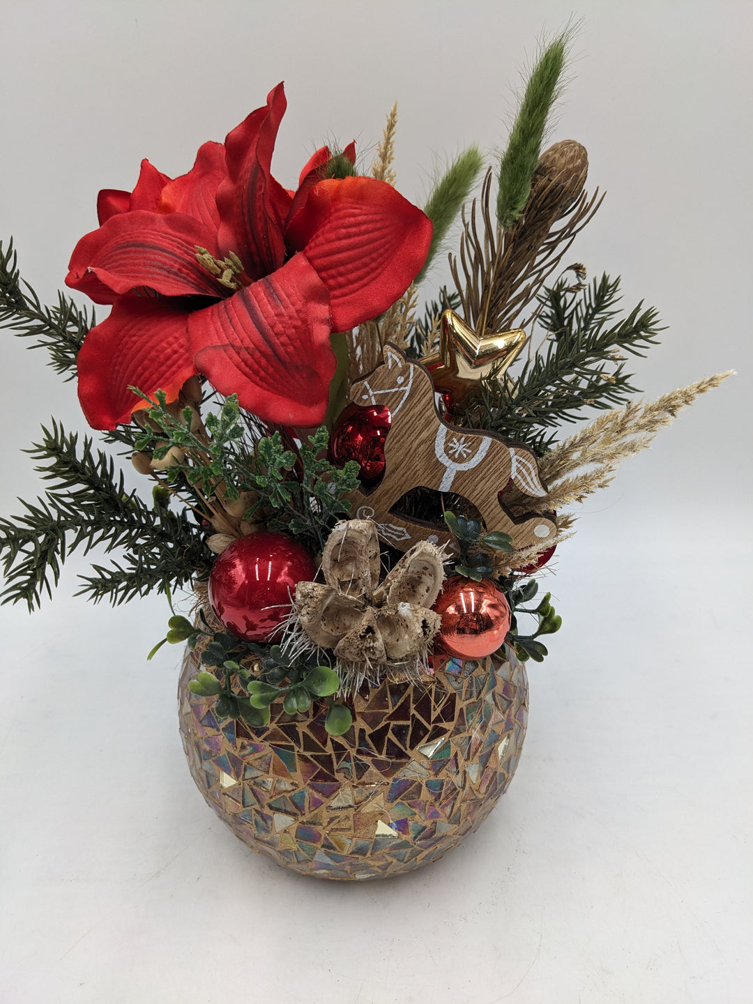 Weihnachtsgesteck Kugel Schaukelpferd Amaryllis rot