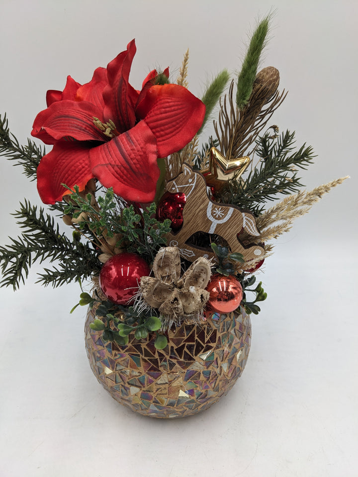 Weihnachtsgesteck Kugel Schaukelpferd Amaryllis rot