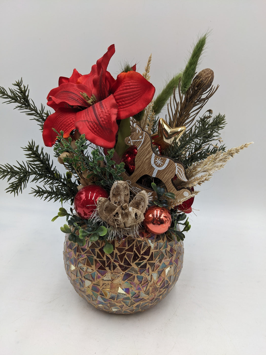 Weihnachtsgesteck Kugel Schaukelpferd Amaryllis rot