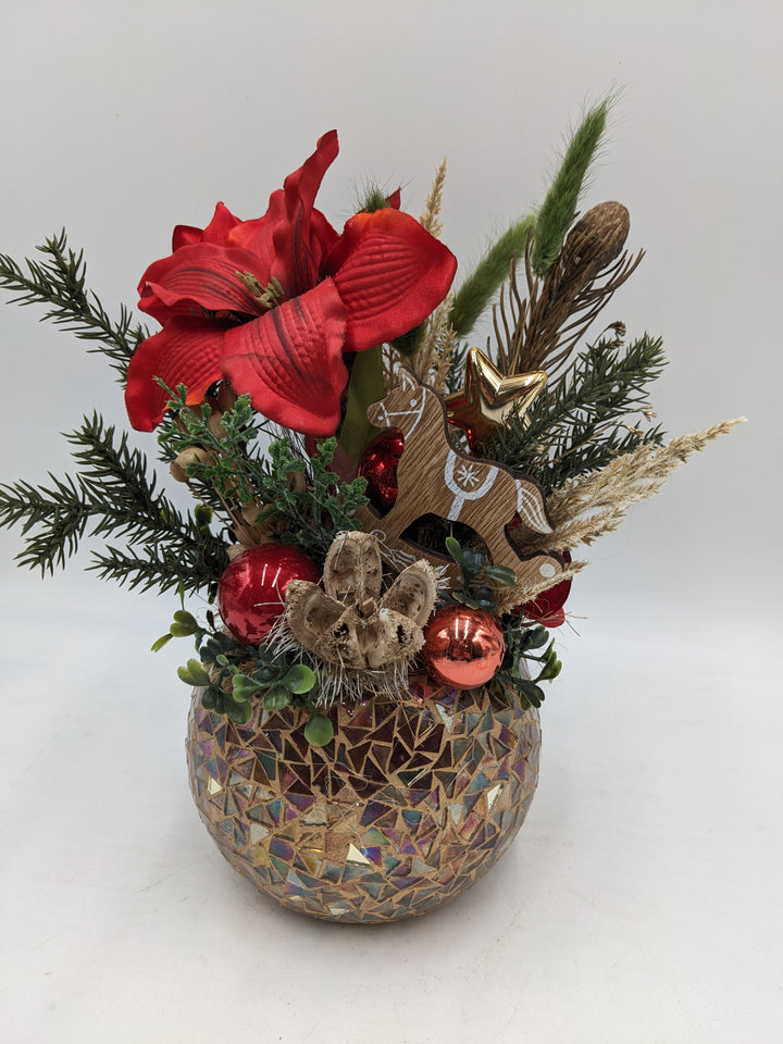 Weihnachtsgesteck Kugel Schaukelpferd Amaryllis rot