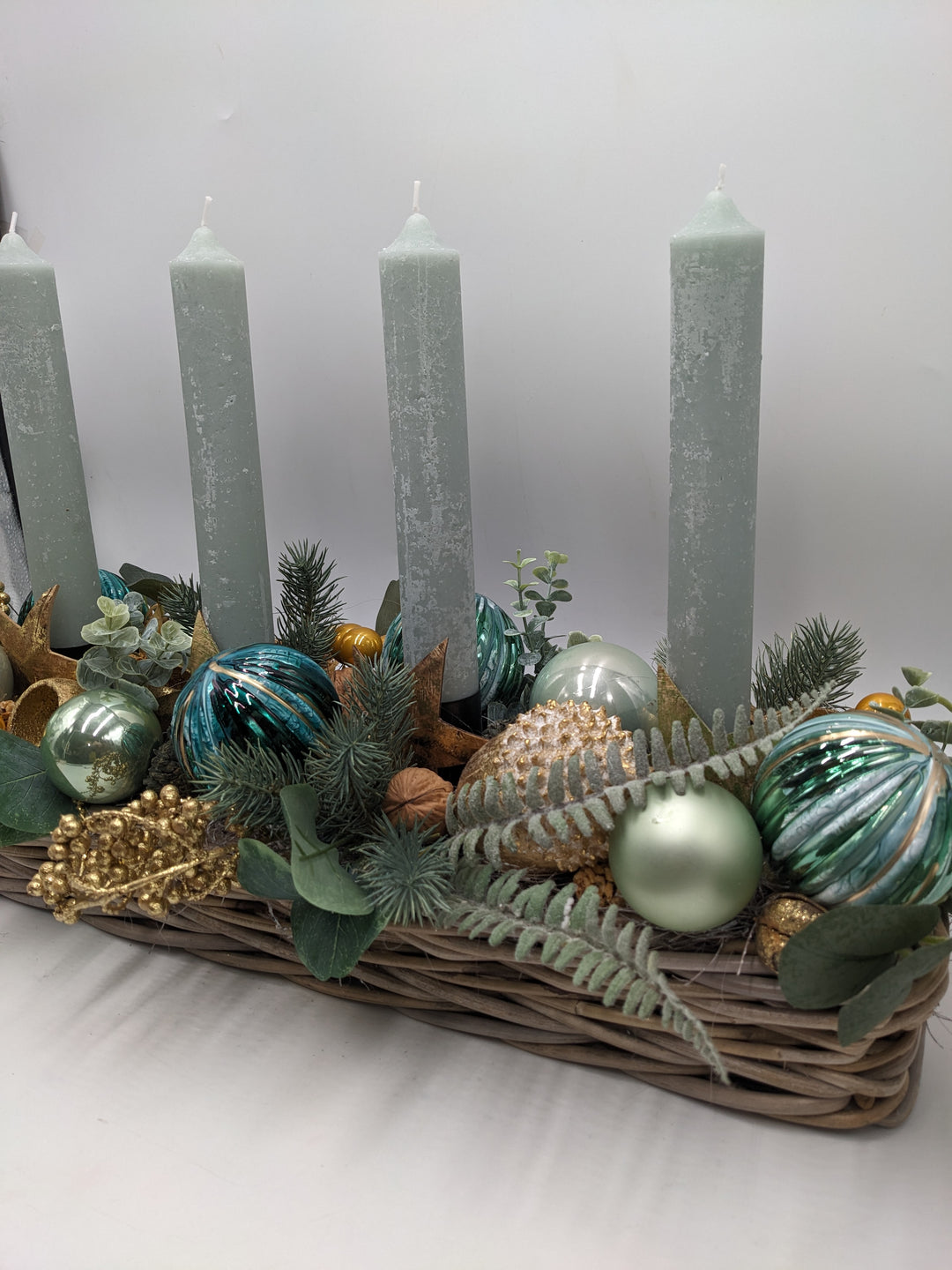 Wintergesteck Kerzen Kugeln Salbei gold türkis