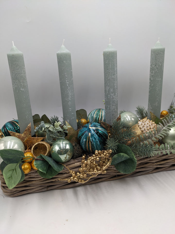 Wintergesteck Kerzen Kugeln Salbei gold türkis