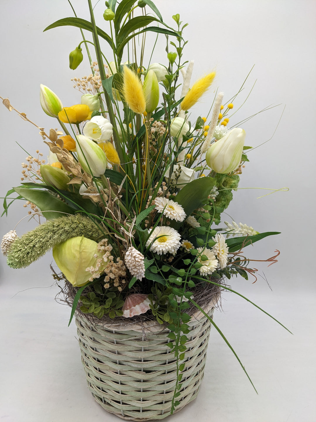 Frühlingsgesteck Tulpen Bellis Gräser gelb weiss