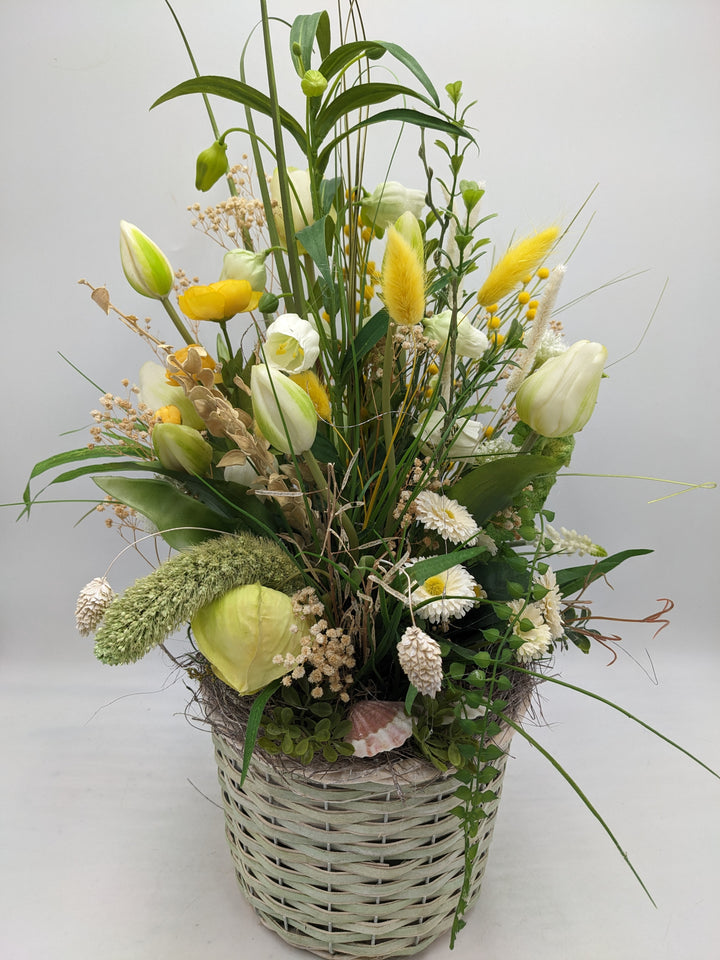 Frühlingsgesteck Tulpen Bellis Gräser gelb weiss