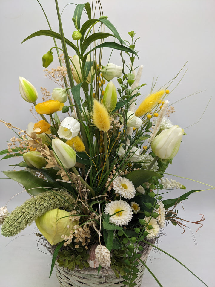 Frühlingsgesteck Tulpen Bellis Gräser gelb weiss