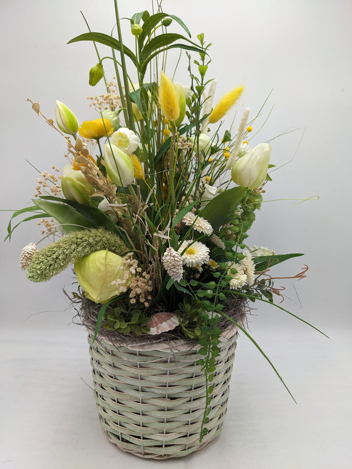 Frühlingsgesteck Tulpen Bellis Gräser gelb weiss