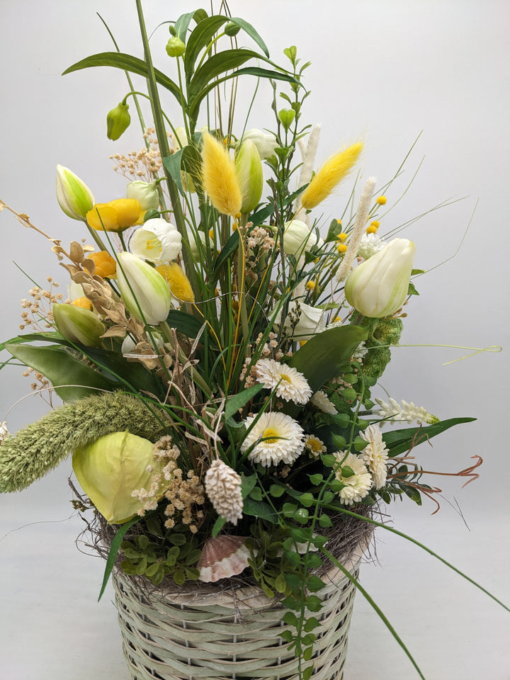 Frühlingsgesteck Tulpen Bellis Gräser gelb weiss