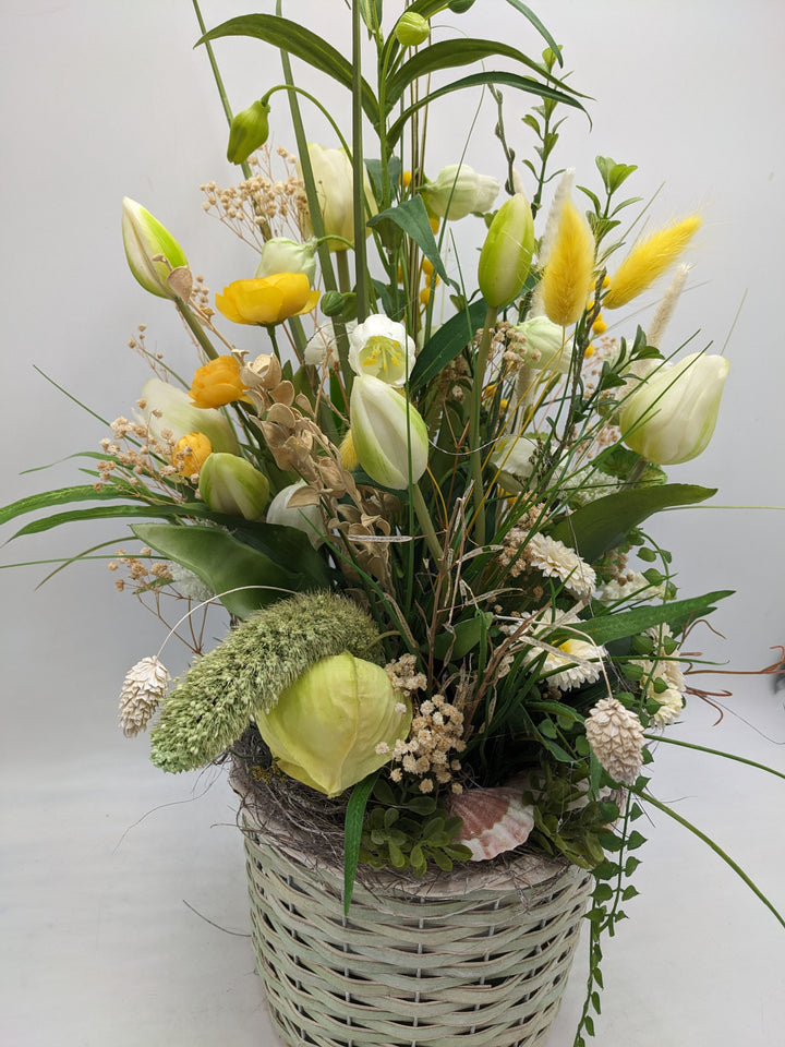 Frühlingsgesteck Tulpen Bellis Gräser gelb weiss