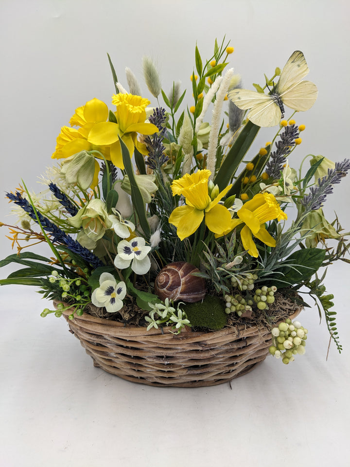 Frühlingsgesteck Narzissen Hornveilchen creme gelb