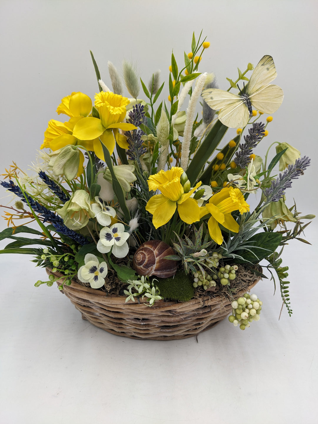 Frühlingsgesteck Narzissen Hornveilchen creme gelb