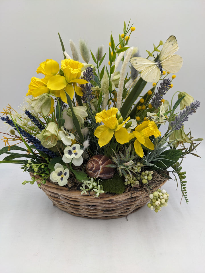 Frühlingsgesteck Narzissen Hornveilchen creme gelb