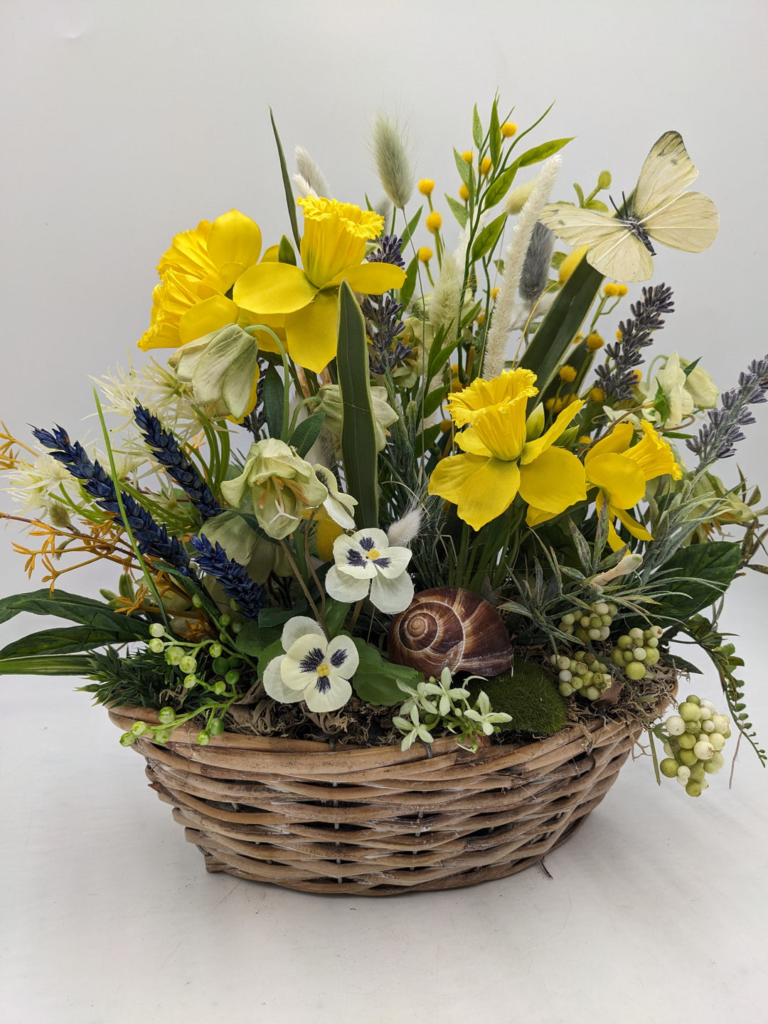 Frühlingsgesteck Narzissen Hornveilchen creme gelb