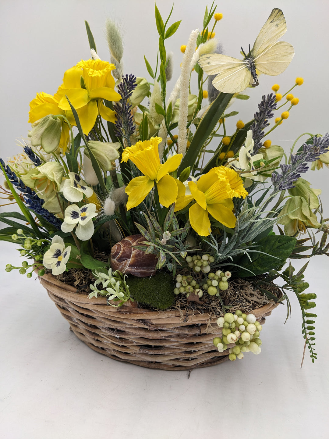 Frühlingsgesteck Narzissen Hornveilchen creme gelb