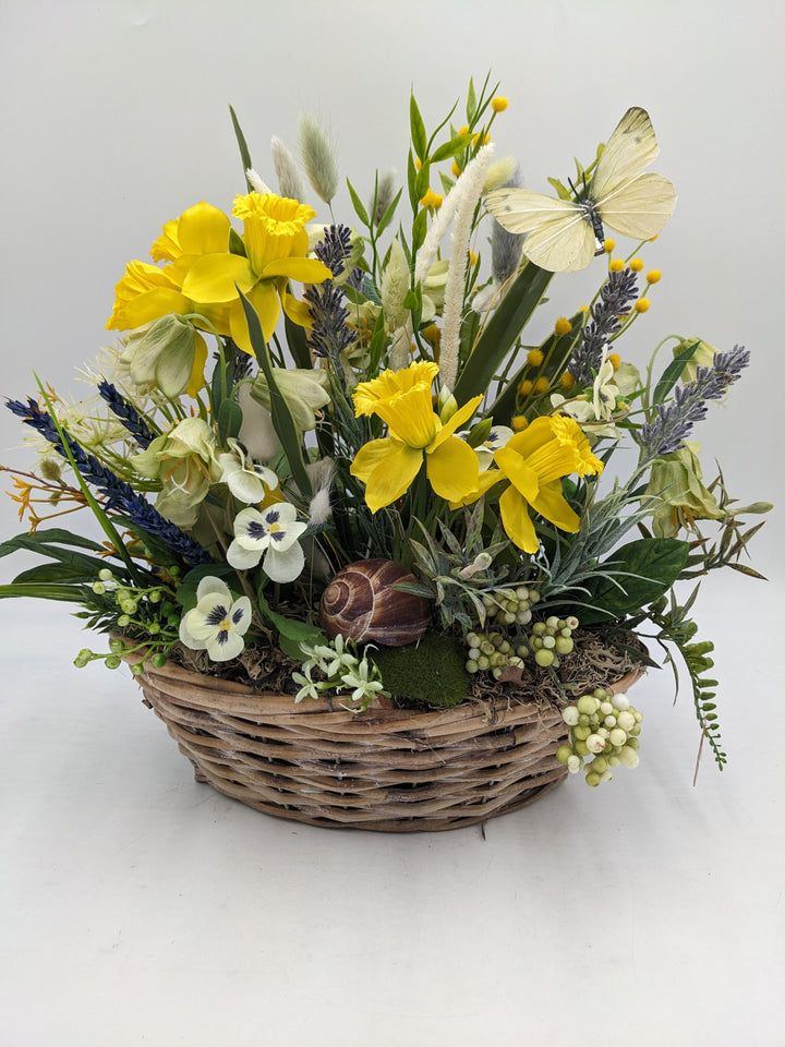 Frühlingsgesteck Narzissen Hornveilchen creme gelb
