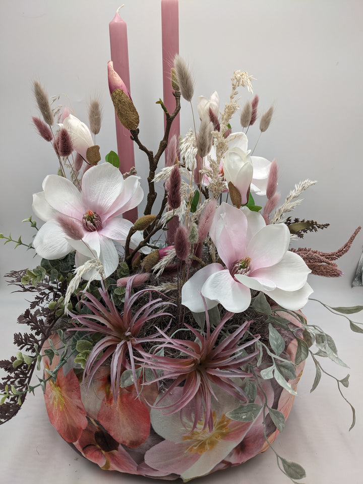Frühlingsgesteck Magnolien Gräser rosa