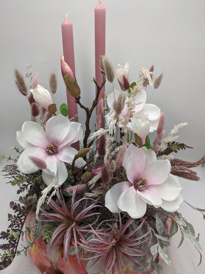 Frühlingsgesteck Magnolien Gräser rosa