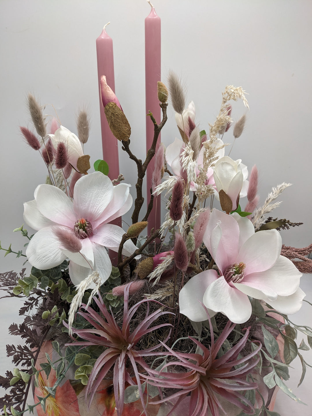 Frühlingsgesteck Magnolien Gräser rosa