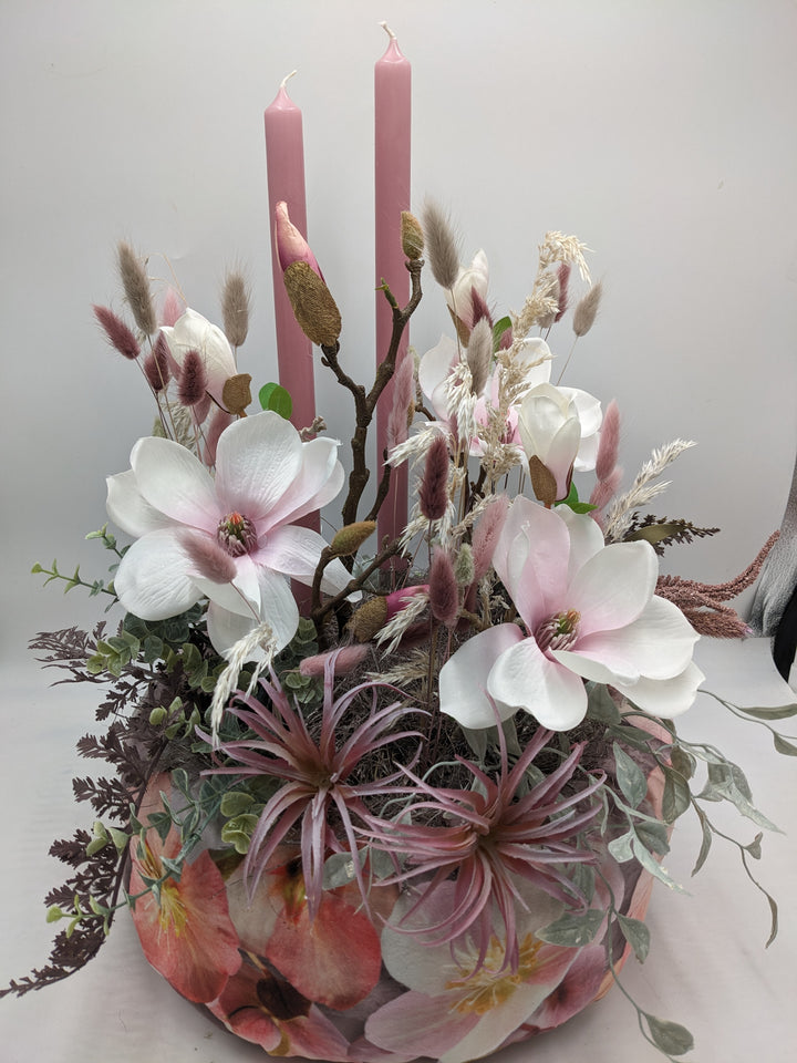 Frühlingsgesteck Magnolien Gräser rosa