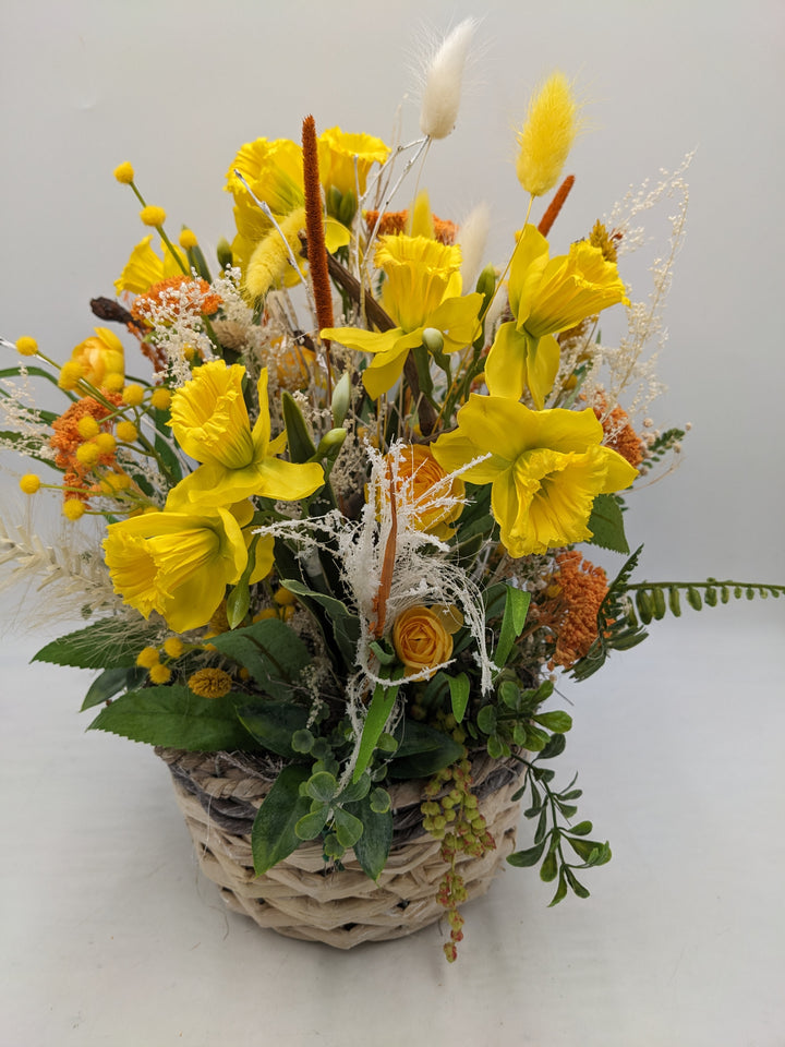 Frühlingsgesteck Narissen Gräser gelb