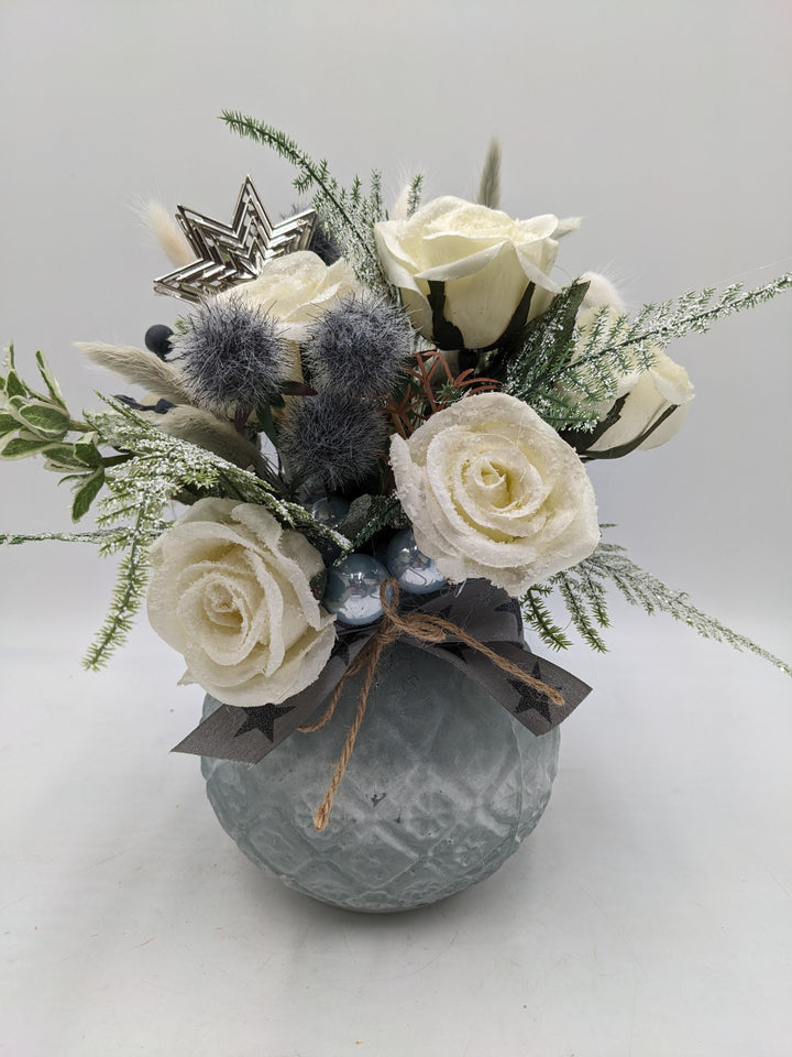 Wintergesteck Rosen Gräservase blau weiss