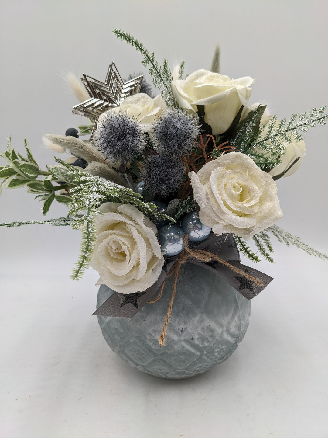 Wintergesteck Rosen Gräservase blau weiss