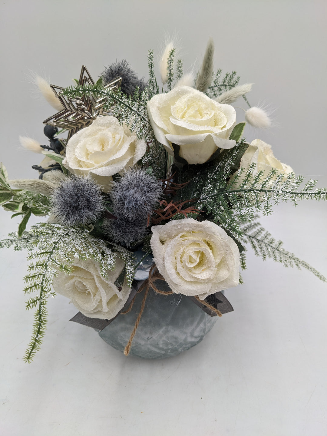 Wintergesteck Rosen Gräservase blau weiss