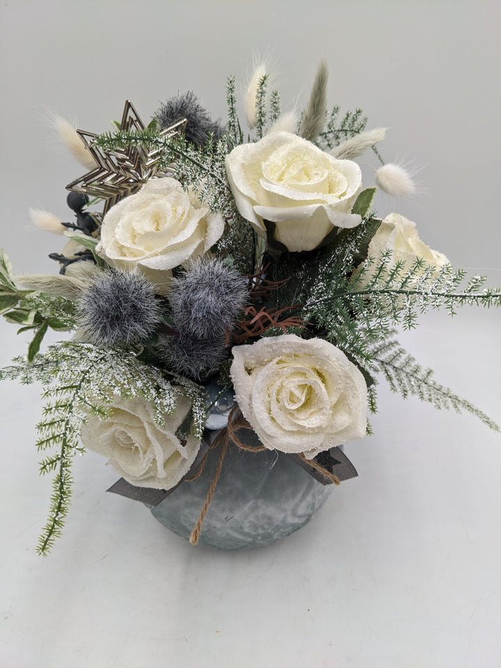Wintergesteck Rosen Gräservase blau weiss