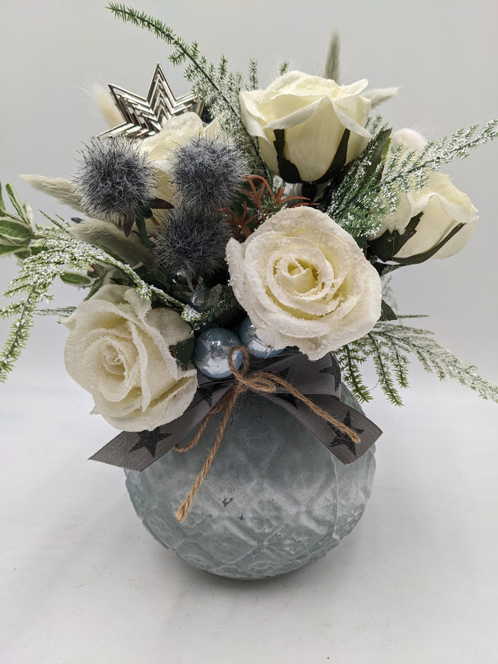 Wintergesteck Rosen Gräservase blau weiss