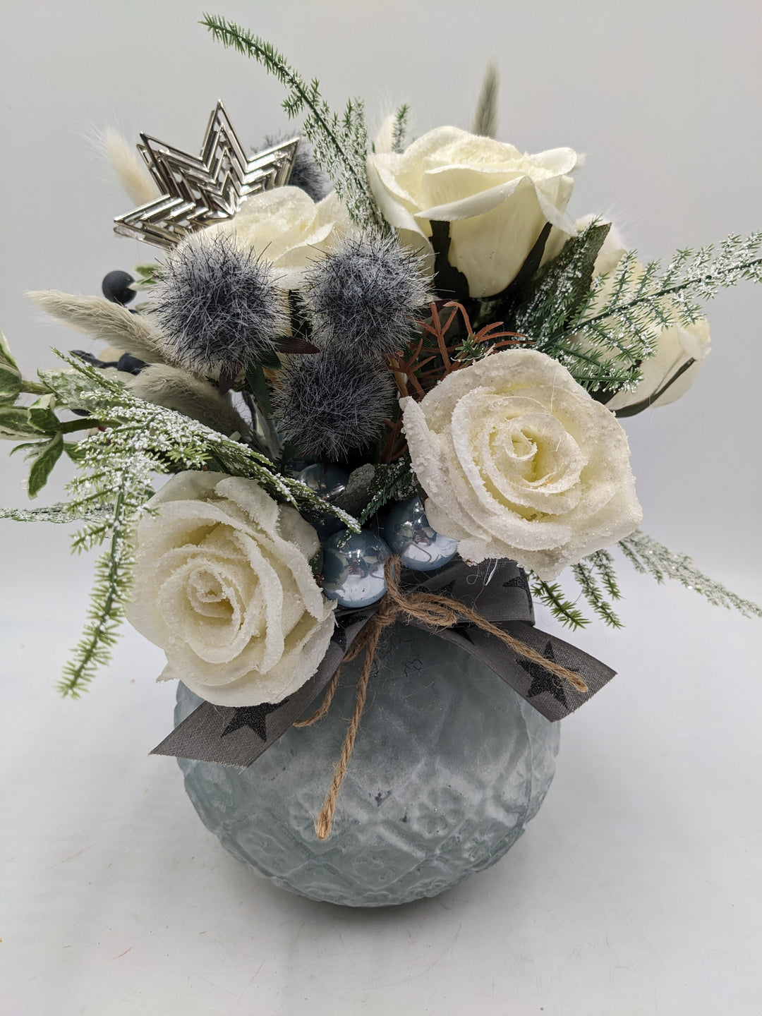 Wintergesteck Rosen Gräservase blau weiss