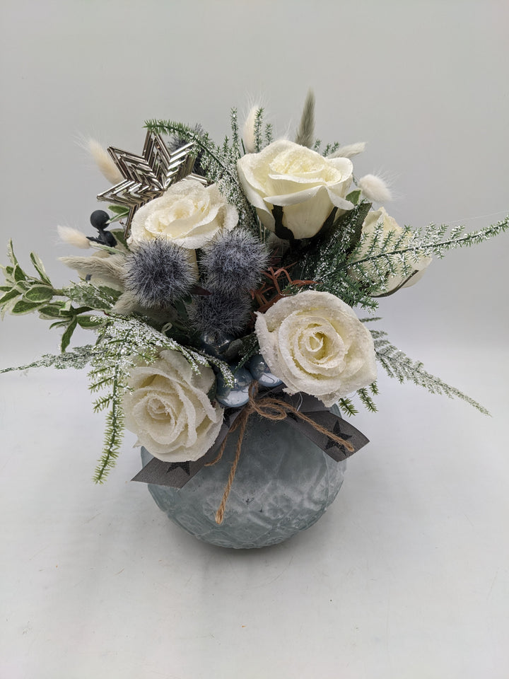 Wintergesteck Rosen Gräservase blau weiss