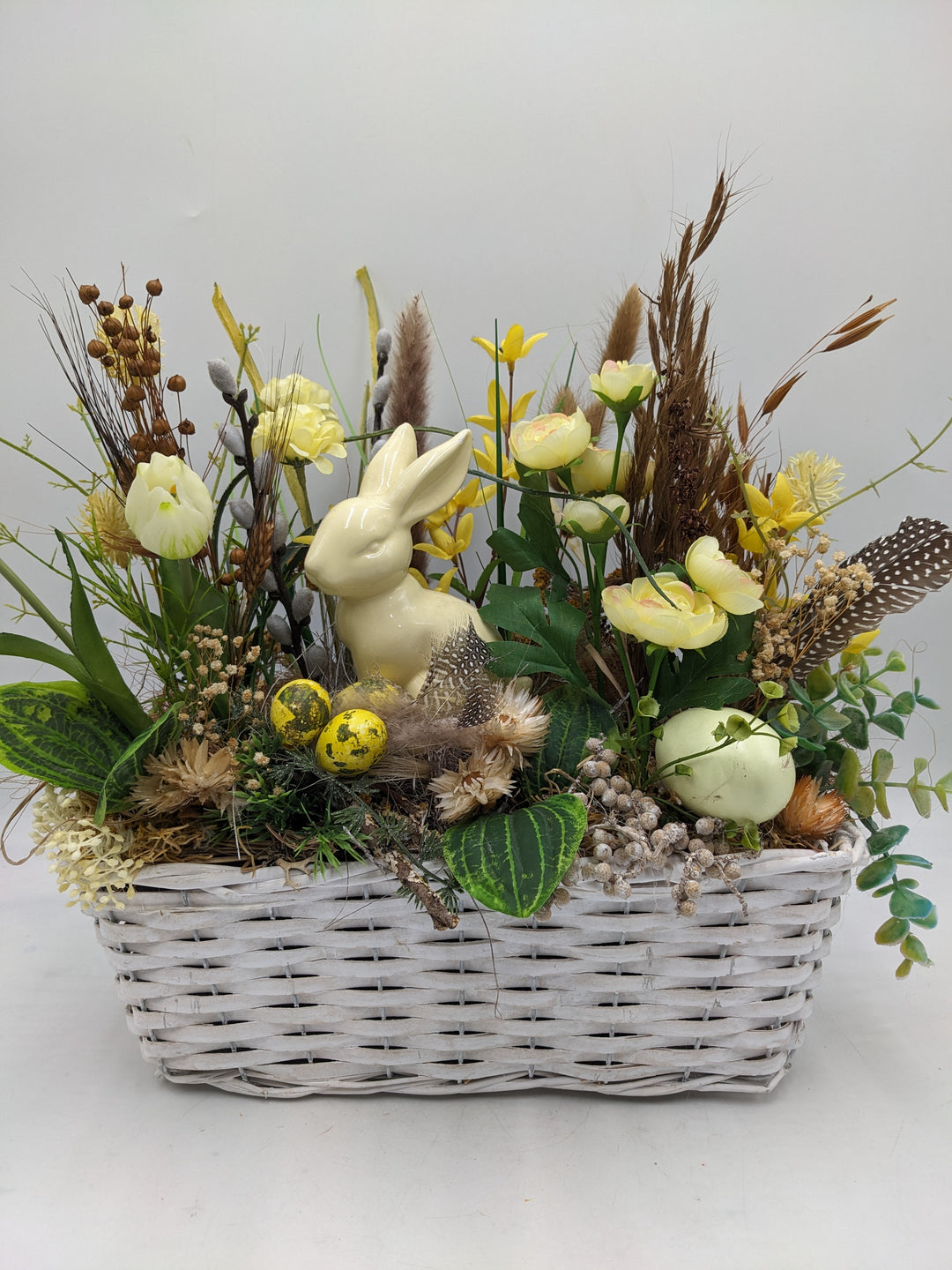 Ostergesteck Frühlingsgesteck Ranunkeln Tulpen gelb