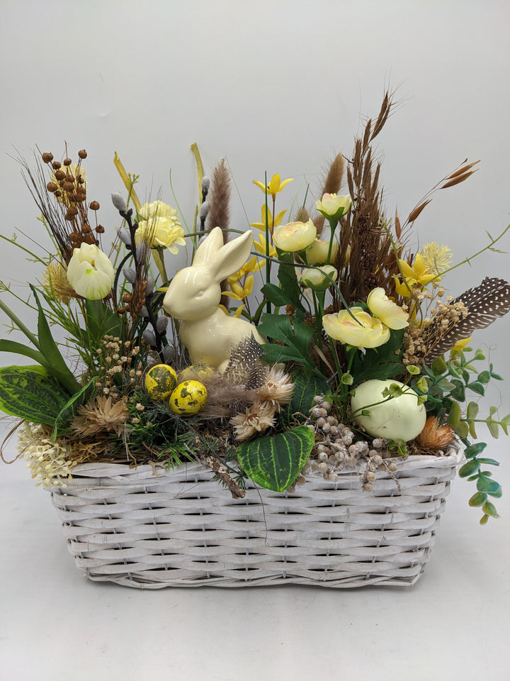 Ostergesteck Frühlingsgesteck Ranunkeln Tulpen gelb