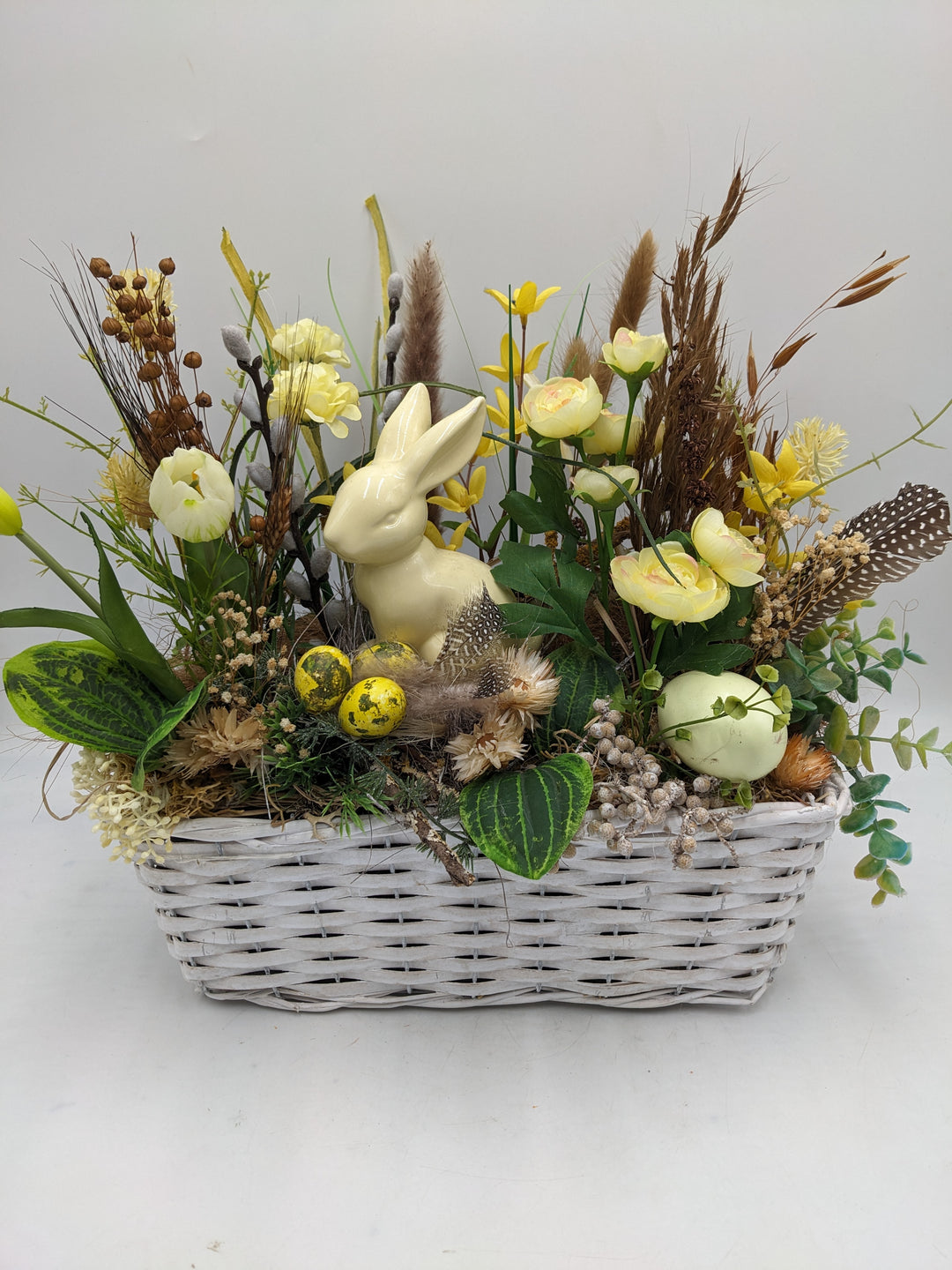 Ostergesteck Frühlingsgesteck Ranunkeln Tulpen gelb