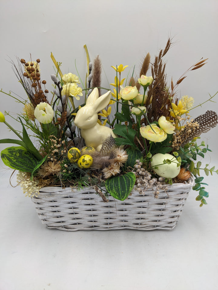 Ostergesteck Frühlingsgesteck Ranunkeln Tulpen gelb