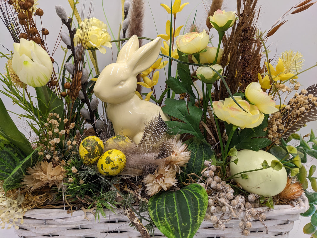 Ostergesteck Frühlingsgesteck Ranunkeln Tulpen gelb