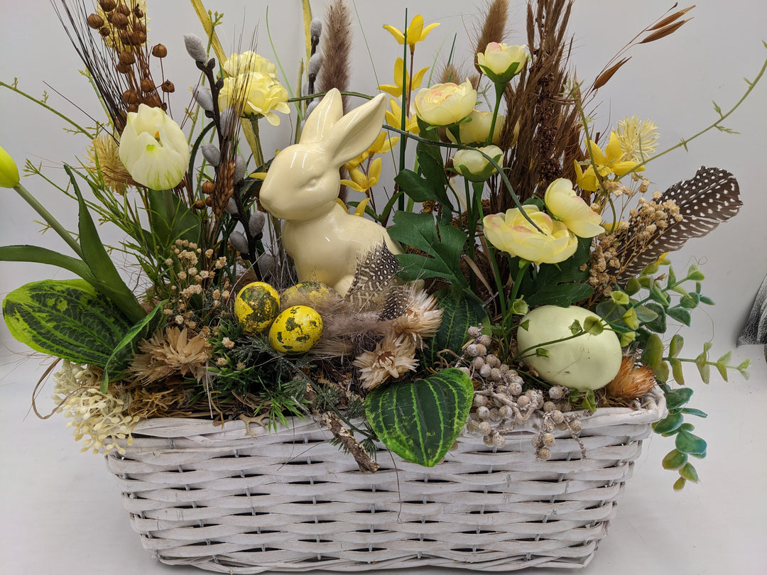 Ostergesteck Frühlingsgesteck Ranunkeln Tulpen gelb