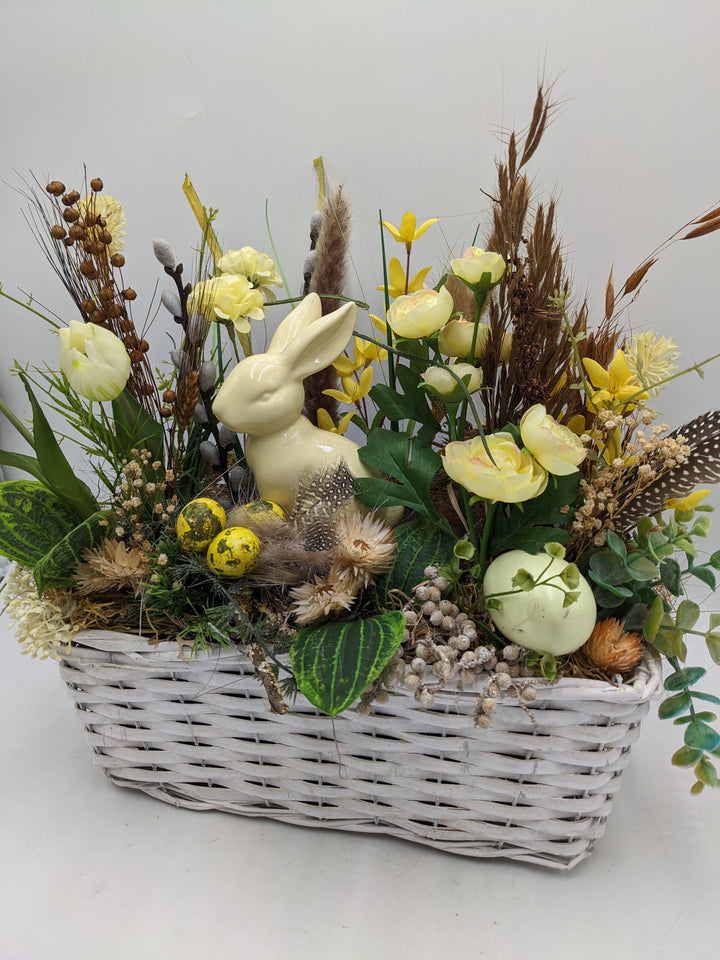 Ostergesteck Frühlingsgesteck Ranunkeln Tulpen gelb