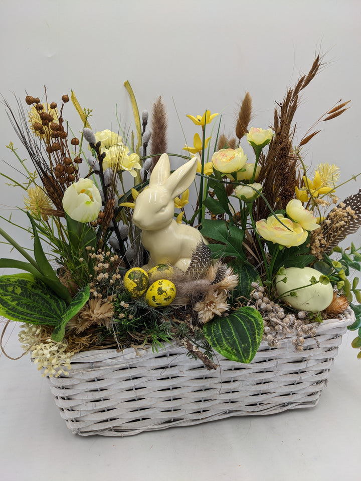 Ostergesteck Frühlingsgesteck Ranunkeln Tulpen gelb