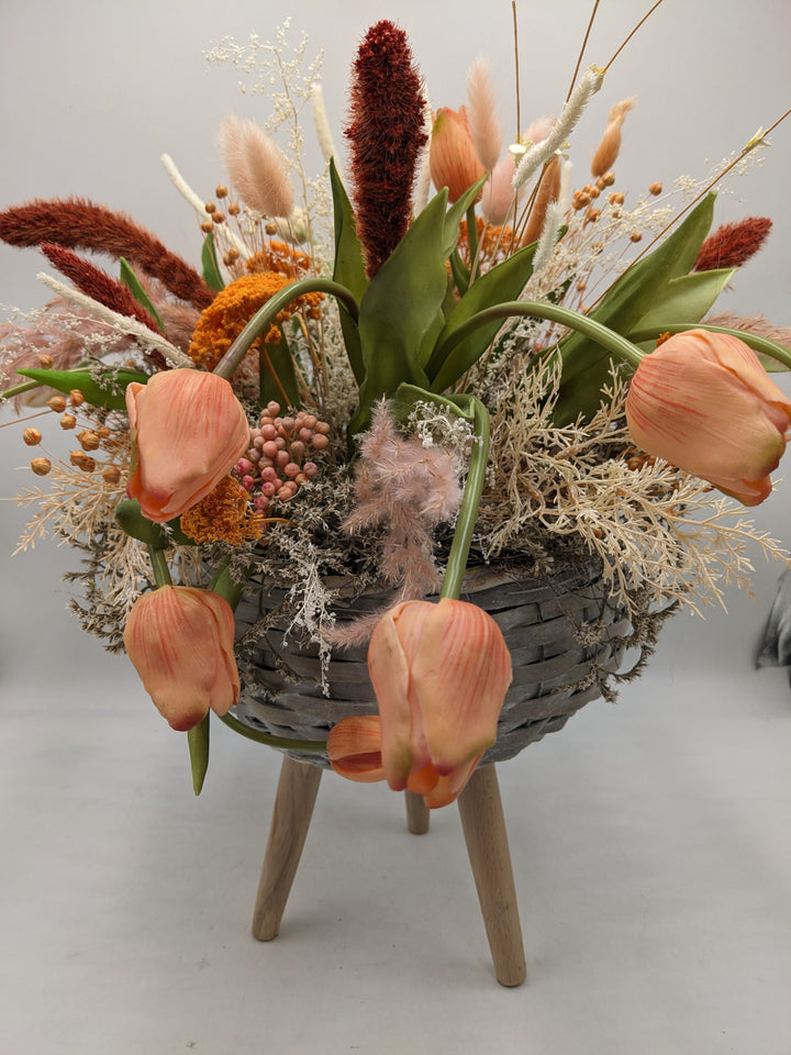 Frühlingsgesteck Tulpen Gräser orange apricote